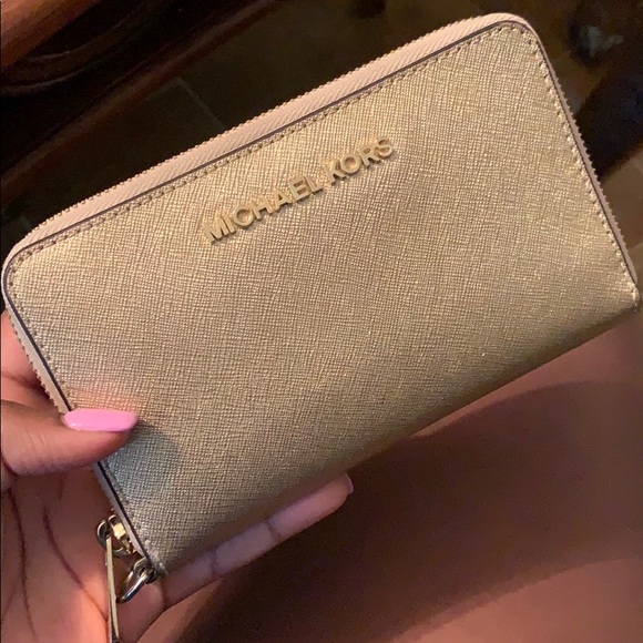 Michael Kors Handbags - Michael Kors Wristlet
